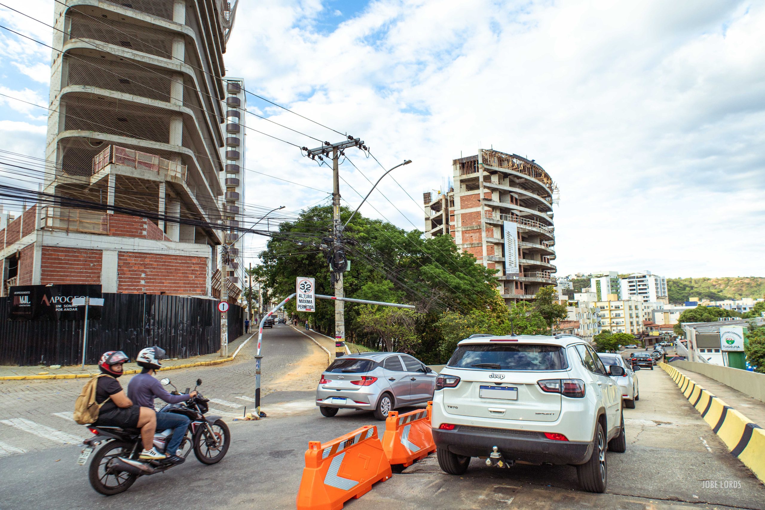 Tráfego no Viaduto do Filadélfia, em Governador Valadares