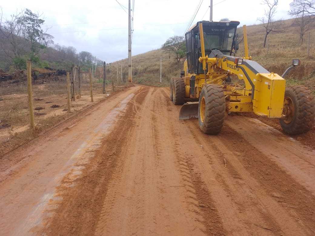 Máquina realiza manutenção em estrada rural de Governador Valadares